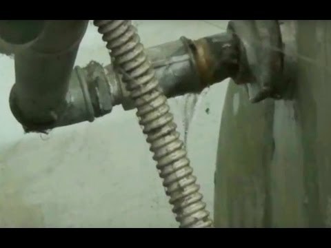 Aversa (CE) - Perdita d'acqua alla Iacp, rischi per l'edificio (12.04.16)