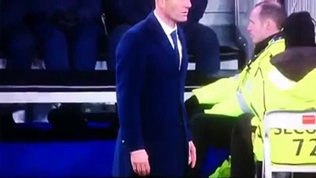 Quand Zinédine Zidane craque son pantalon