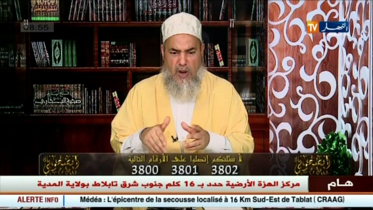 انصحوني  / شاهد كيف ردّ الشيخ شمس الدين على الشخص الذي يريد الصّلاة بحذائه