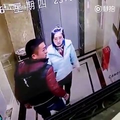 رجل في حالة سكر يقع بعد أن ركل باب المصعد