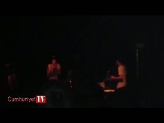 Sahneye çıkan hayranına uçan tekme attı