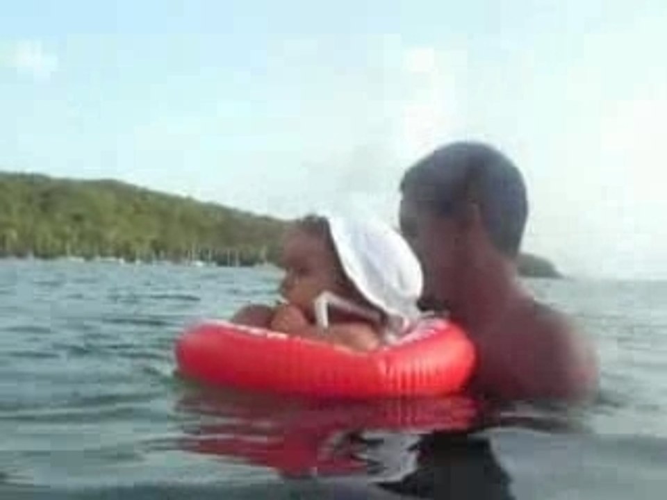 Mélody et son papa dans la mer