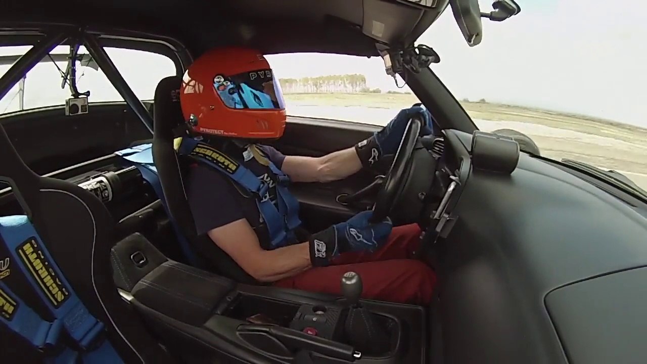 Cette voiture de course perd un pneu en pleine conduite !