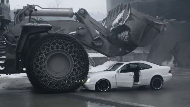 Il roule avec un 40 tonnes sur la mercedes de son patron.. Fallait augmenter le salaire !