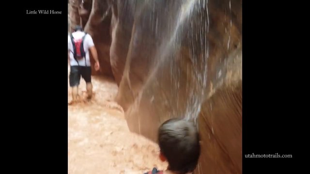 Poursuivis par la montée des eaux dans un Canyon aux Etats-Unis ! Crue éclair