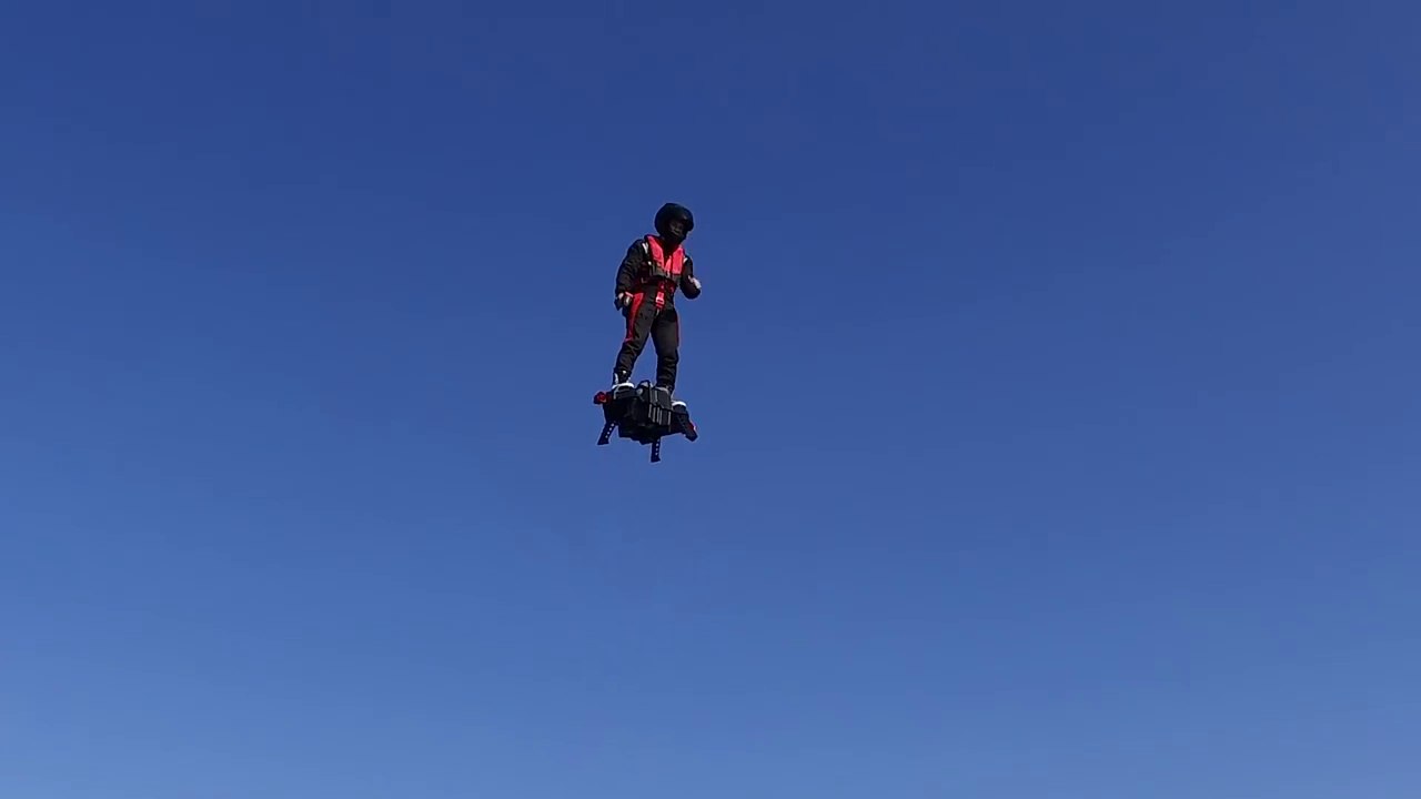 Le tout premier test du "Flyboard Air" par le français Franky Zapata
