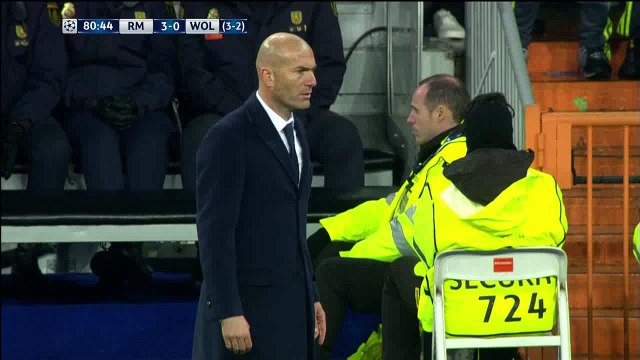 Zinedine Zidane célèbre un but du Real Madrid... et craque son pantalon !