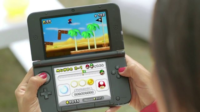 Mónica y Penélope Cruz hacen una apuesta jugando a New Super Mario Bros. 2 para Nintendo 3DS y Nintendo 3DS XL.
