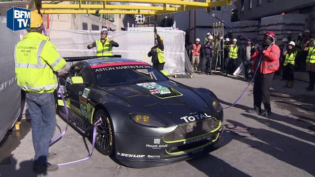 Londres: une Aston Martin hissée sur le toit d'un gratte-ciel