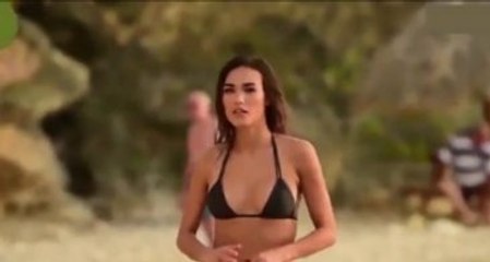 Yaşlı Adam, Çekimde Poz Veren Güzel Mankene Tutuldu