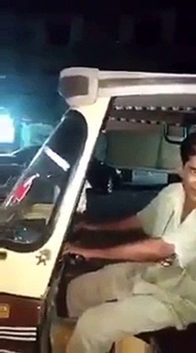 Rickshaw Driver’s Singing Classical Song is Going Viral on Social Media