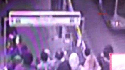 Metrobüs Durağındaki Küçük Çaplı Patlama Anı Kamerada