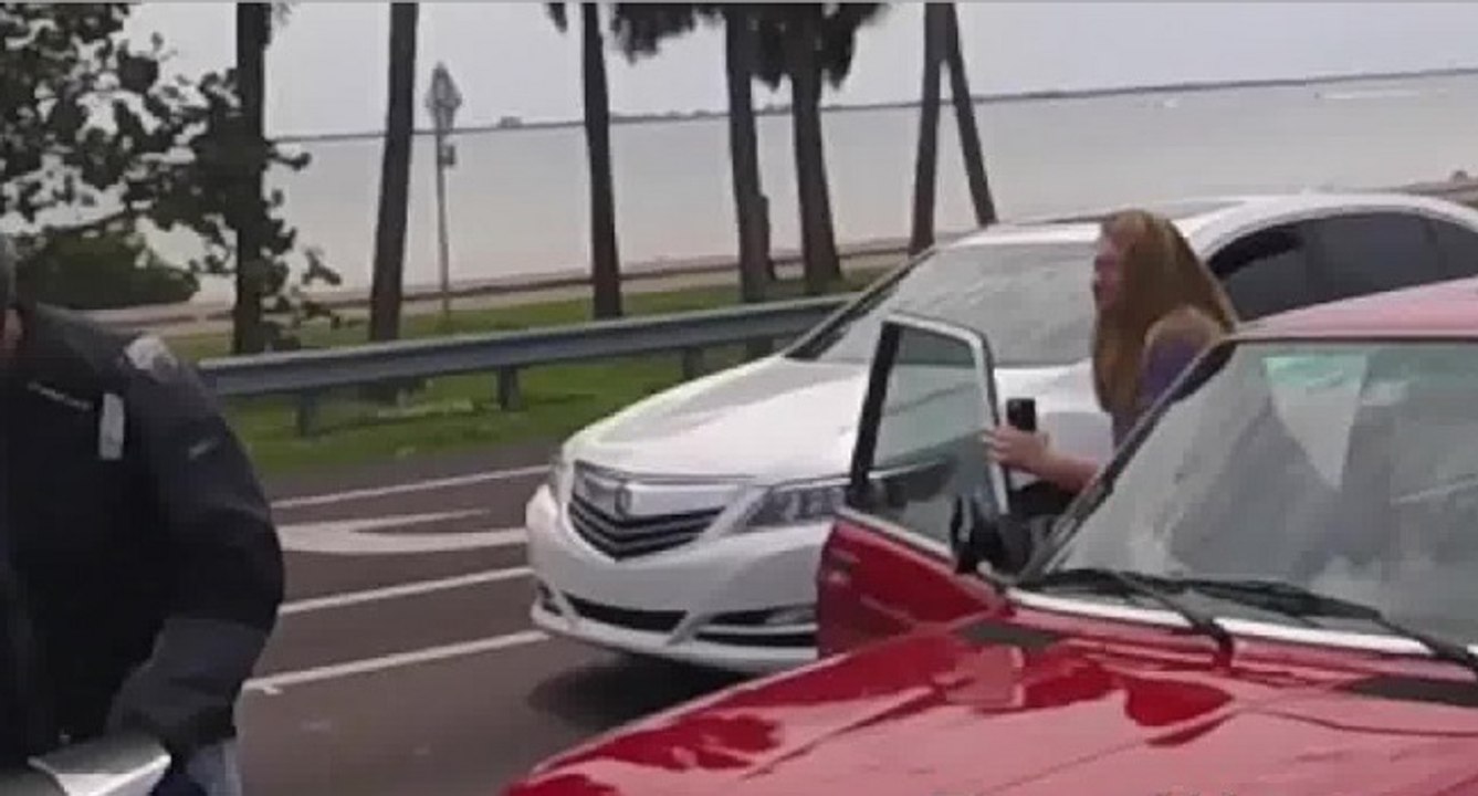 Une femme sort un flingue lors d'un road rage pour calmer les esprits