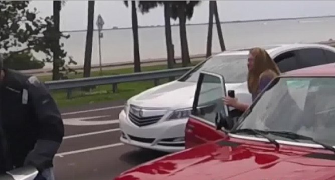 Une femme sort un flingue lors d'un road rage pour calmer les esprits