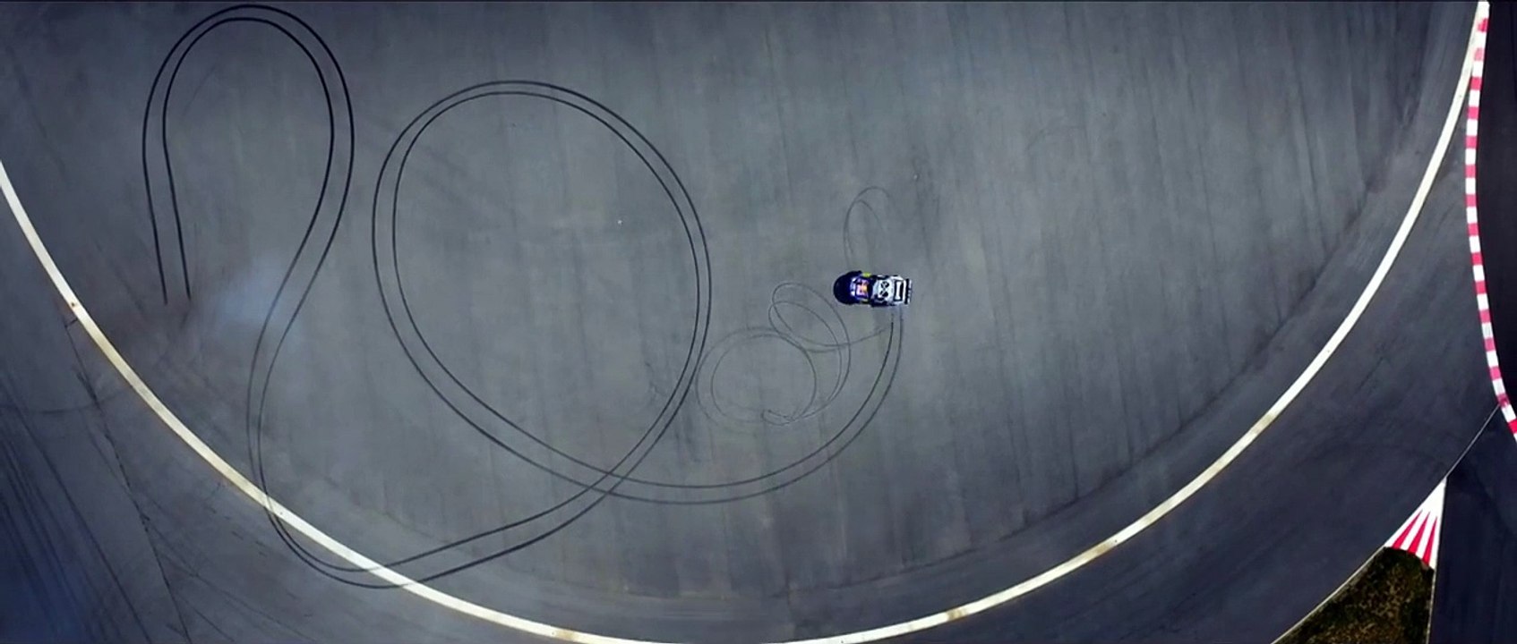 Dessiner en faisant des drifts en voiture. Pilote surdoué