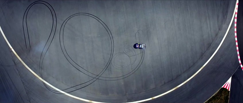 Dessiner en faisant des drifts en voiture. Pilote surdoué