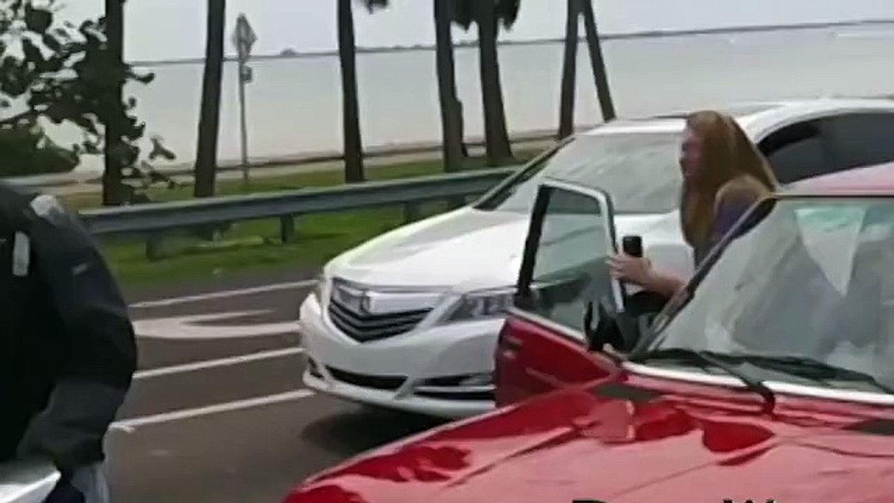 Ce road rage va se terminer quand elle va sortir son arme! Et ouais!!!!