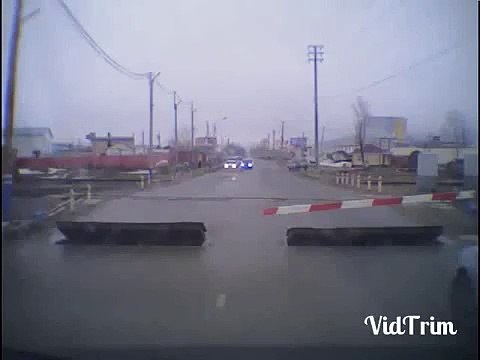 Elle traverse une voie ferrée avec un casque sur les oreilles et le pire arrive