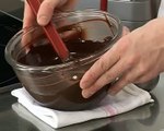 Technique de cuisine - Réaliser de fines feuilles de chocolat