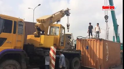 Xe container làm rớt thùng hàng, lật rơ móc trên cầu Phú Mỹ