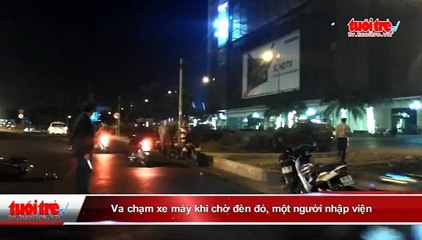 Va chạm xe máy khi chờ đèn đỏ, một người nhập viện