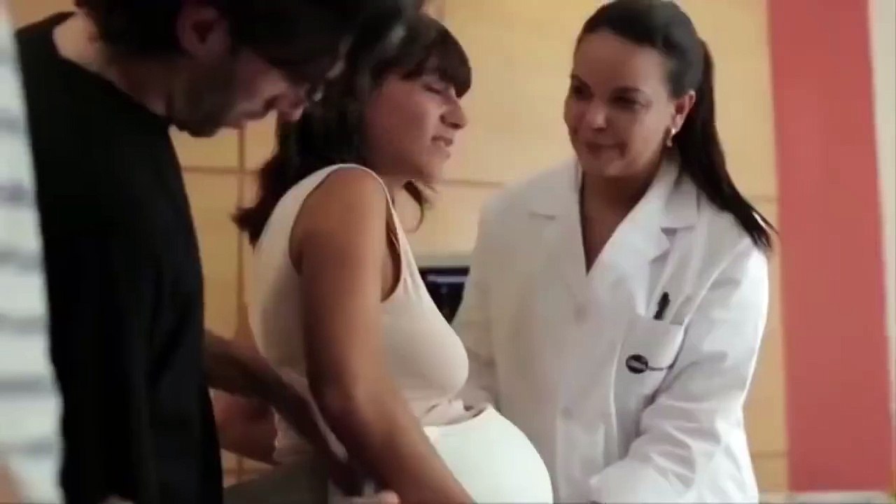 Des papas ressentent les mouvements de leur bébé dans le ventre de la maman