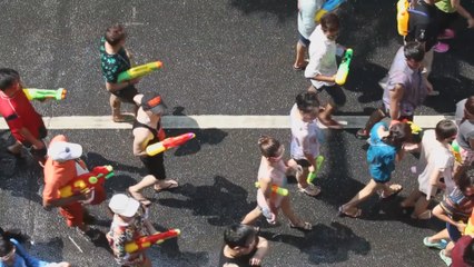 Tailandia da la bienvenida al nuevo año con una "guerra" de agua