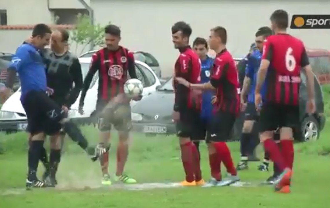Football : Une embrouille éclate pour une flaque d'eau sur un pénalty