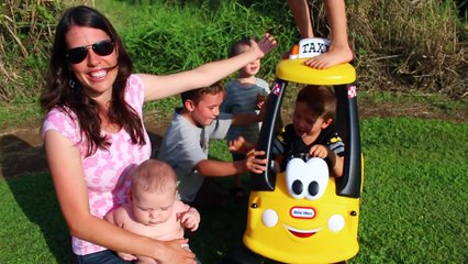 Baby TAXI CAB DRIVER Little Tikes Cozy Coupe Cozy Cab Toy Review 5 kids Happy FUN Cozy Car