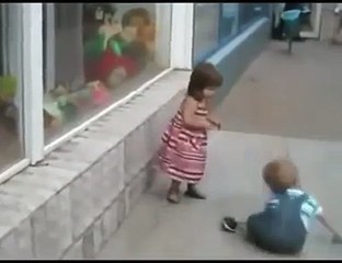 Bebê tentando beijar Bebezinha ( Fofos ) .