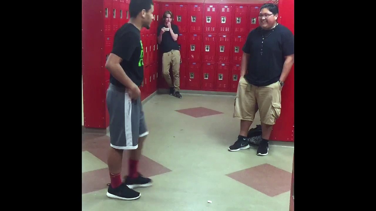 WorldStarHipHop|Jitt gets the 7 piece with a Sweet Tea|Bro throwing hands