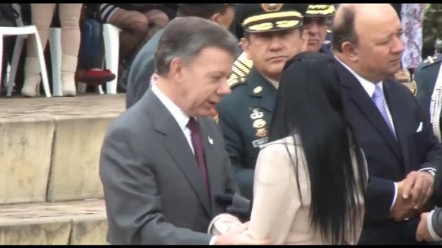 Hermana de policía colombiano asesinado por FARC rehúsa abrazo de Santos -