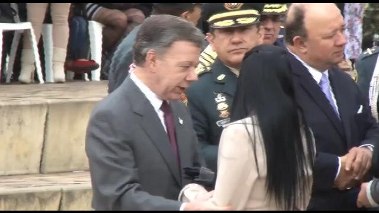Hermana de policía colombiano asesinado por FARC rehúsa abrazo de Santos -