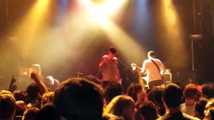 Subió al escenario a tomarse una selfie y la sacaron de una patada