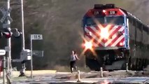 Esta mujer por poco fue arrollada por un tren en movimiento