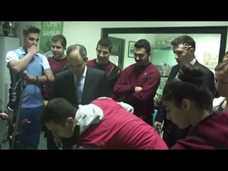 Gençlik ve Spor Bakanı Çağatay Kılıç, ok atarken zor anlar yaşadı