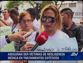 Víctimas de supuesta negligencia médica realizan plantón en Guayaquil