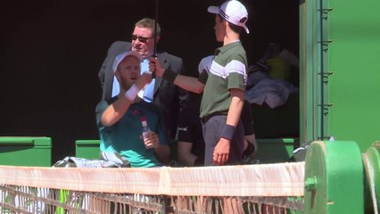 Le check malentendu d'un joueur de tennis avec un ramasseur de balle