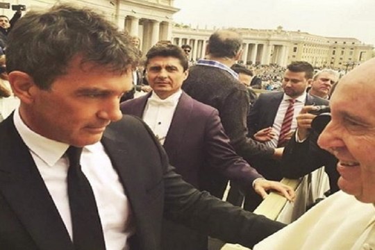 Antonio Banderas conoce al Papa Francisco