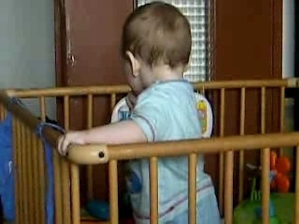 Louis (8 mois) debout