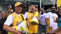 Les fans des Lakers attendent le dernier match de Kobe Bryant