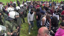 الشرطة المقدونية تطلق الغاز المسيل للدموع على المهاجرين