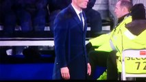 Zinedine Zidane tiene el pantalón roto // Zinedine Zidane rips his trousers celebrating Cristiano Ronaldo's hattrick