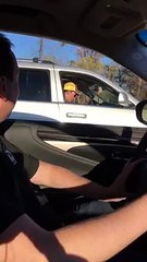Une fan ne se rend pas compte que le pilote de nascar Kyle Busch est dans la voiture dà côté