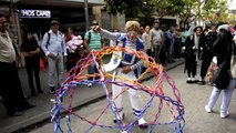 Payasos guatemaltecos salen a las calles a celebrar su día