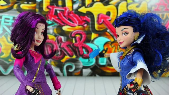 Descendants Ben Saves Mal & Evie from Isle of the Lost. DisneyToysFan