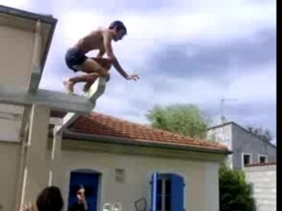 petit saut dans la piscine