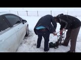 Pervari'de yoğun kar yağışı nedeniyle araçlar yolda mahsur kaldı