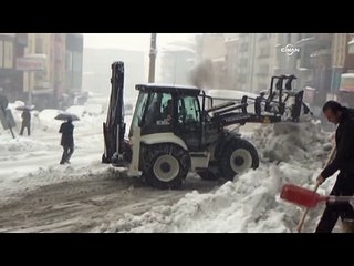 Araçlar, karların altında kayboldu