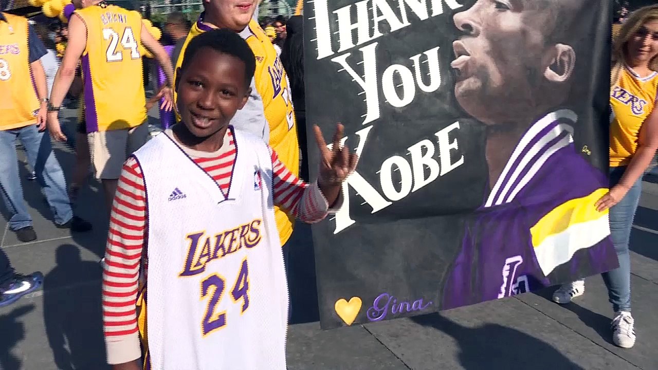 NBA : Les fans des Lakers disent au revoir à Kobe Bryant